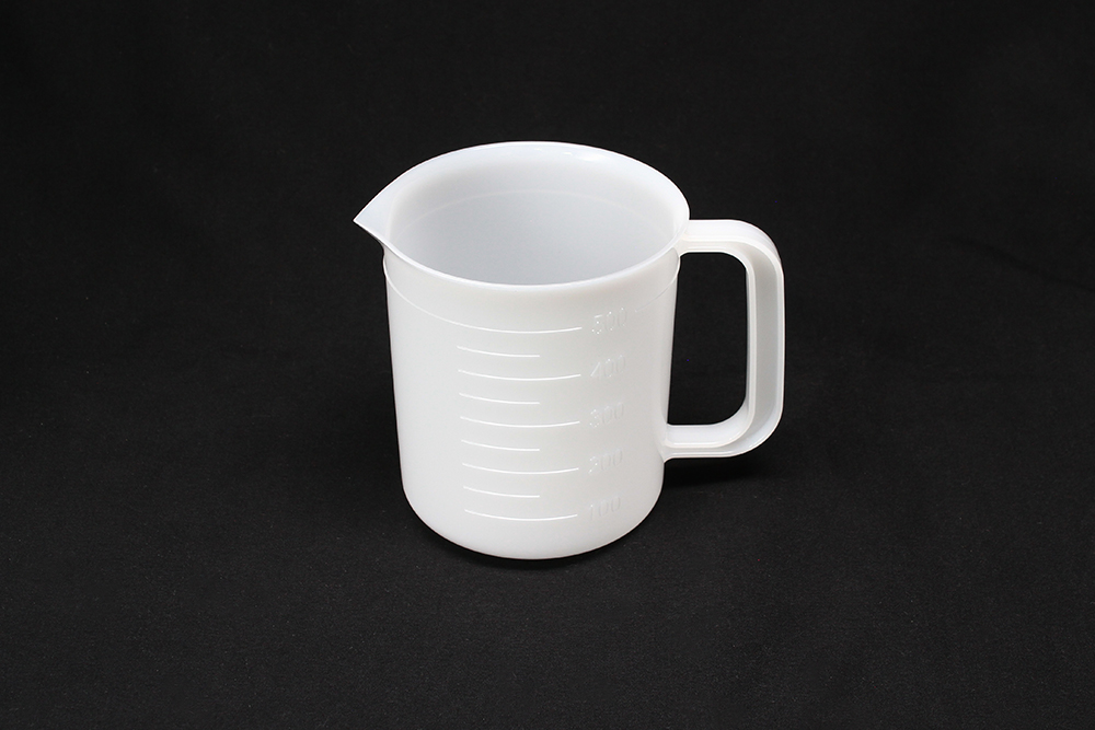 一只手的聚乙烯烧杯500ml，尺度